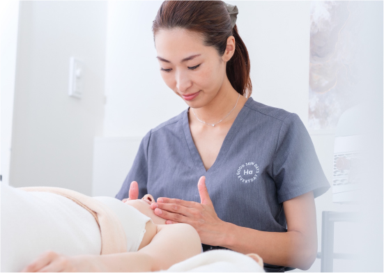 実際にお肌を見てお客様のお悩みの
カウンセリングを行います。