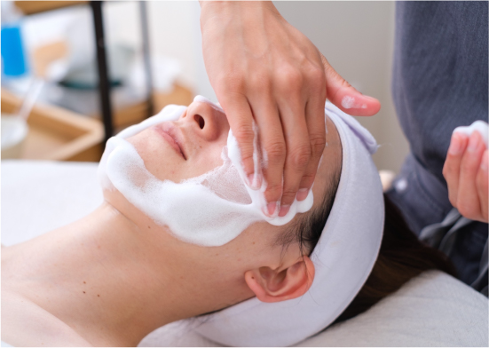 お化粧を落とし、ケア効果を高めるため
お肌の汚れなど丁寧にオフします。