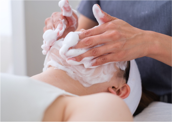 お化粧を落とし、ケア効果を高めるため
お肌の汚れなど丁寧にオフします。