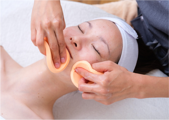 お化粧を落とし、ケア効果を高めるため
お肌の汚れなど丁寧にオフします。