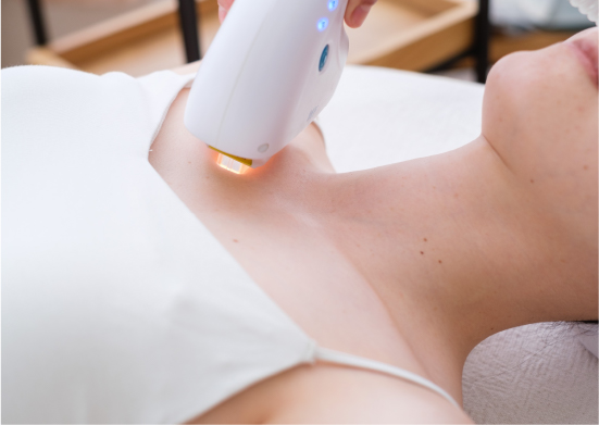 胸元・首・全顔まで
悩みに合わせた光照射でケアします。