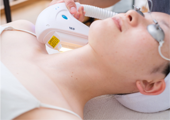 胸元・首・全顔まで
悩みに合わせた光照射でケアします。