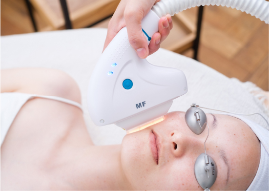 胸元・首・全顔まで
悩みに合わせた光照射でケアします。