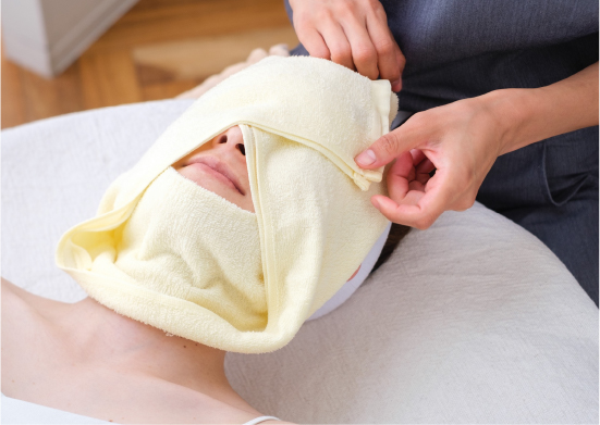 仕上げ効果を高めるために専用の
美容パックでお肌を鎮静させ
潤いもたっぷりチャージ。