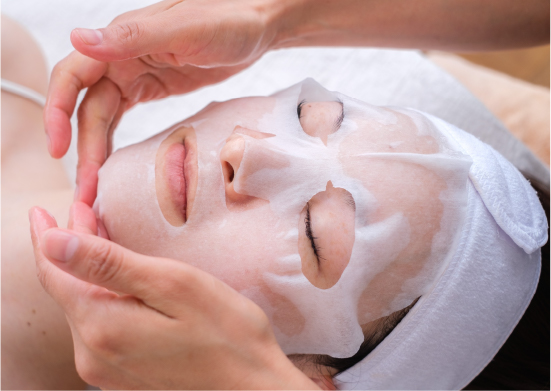 仕上げ効果を高めるために専用の
美容パックでお肌を鎮静させ
潤いもたっぷりチャージ。