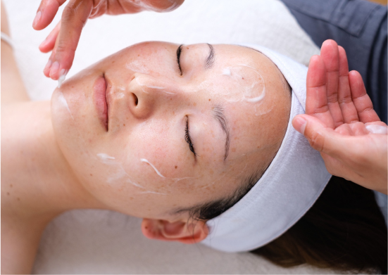 美容クリームをお顔に馴染ませます。
今後のお肌ケア方法もアドバイス。