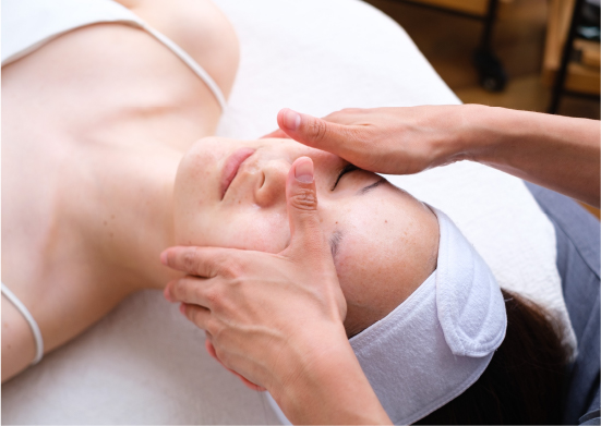 美容クリームをお顔に馴染ませます。
今後のお肌ケア方法もアドバイス。