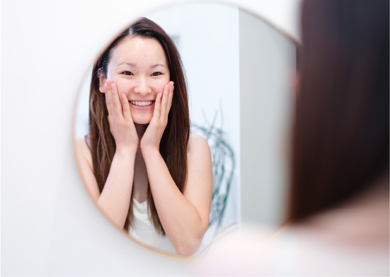 美容クリームをお顔に馴染ませます。
今後のお肌ケア方法もアドバイス。